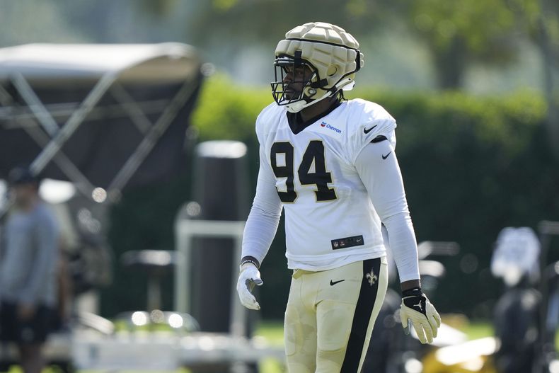 En foto del martes 1 de agosto del 2023, el defensive end de los Saints de Nueva Orleans Cameron Jordan en una práctica en el campamento de entrenamiento del equipo. El viernes 4 de agosto del 2023 Jordan firma una extensión de contrato de dos años. (AP Foto/Gerald Herbert)