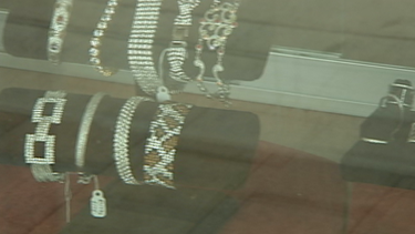 autoridades buscan a sospechoso de robar medio millon de dolares en joyas