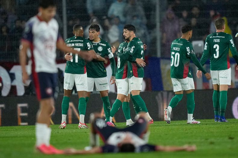 Los jugadores del Palmeiras de Brasil festejan tras derrotar a Cerro Porteño de Paraguay en un encuentro de la Copa Libertadores, disputado el miécoles 19 de agosto de 2026 (AP Foto/Jorge Sáenz)