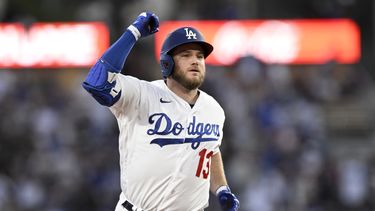 Max Muncy, de los Dodgers de Los Ángeles, festeja tras conseguir un cuadrangular en la sexta entrada del encuentro ante los Rojos de Cincinnati, el sábado 29 de julio de 2023 (AP foto/Alex Gallardo)