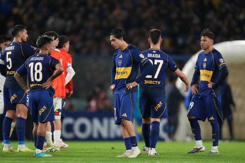 Los futbolistas de Boca Juniors se lamentan tras la derrota ante Universidad Católica por el Grupo D de la Copa Libertadores en Buenos Aires, Argentina, jueves 28 de mayo, 2026. (AP Foto/Gustavo Garello)