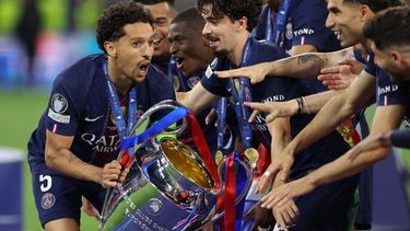 Los jugadores del PSG celebran con un trofeo tras el partido de la final de la Liga de Campeones de fútbol entre el Paris Saint-Germain y el Arsenal en Budapest, Hungría, el sábado 30 de mayo de 2026. (Foto AP/Armin Durgut)