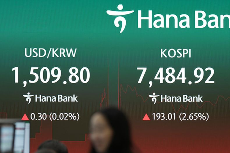 Una operadora pasa ante las pantallas que muestran el índice bursátil surcoreano KOSPI y la tasa de cambio del dólar estadounidense y el won surcoreano en la sala de operaciones de Hana Bank en Seúl, Corea del Sur, el viernes 10 de julio de 2026. (AP Foto/Lee Jin-man)