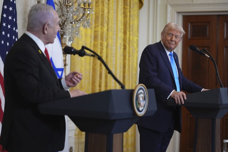 El presidente Donald Trump y el primer ministro de Israel Benjamin Netanyahu durante una conferencia de prensa en la Sala Este de la Casa Blanca, el 4 de febrero de 2025, en Washington. (AP Foto/Evan Vucci, Archivo)