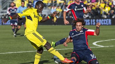 americateve | El defensa de los Revolution de Nueva Inglaterra Kevin Alston (30) bloquea un disparo del atacante del Columbus Crew Dominic Oduro (11) durante el juego del domingo 27 de octubre de 2013 en Columbus. (Foto de AP/The Columbus Dispatch, Alex Holt)