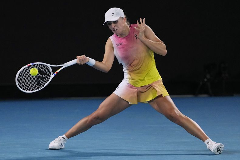 Iga Swiatek devuelve ante Madison Keys en las semifinales del Abierto de Australia, el jueves 23 de enero de 2025. (AP Foto/Vincent Thian)