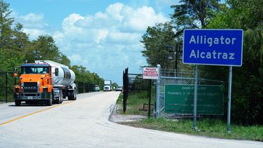 ARCHIVO – Varios camiones entran y salen del centro de detención de inmigrantes apodado “Alcatraz de los caimanes” en los Everglades de Florida, el 28 de agosto de 2025, en el condado Collier, Florida. (AP Foto/Rebecca Blackwell, Archivo)