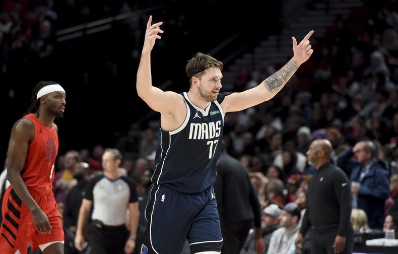 El esloveno Luka Doncic, de los Mavericks de Dallas, festeja durante el encuentro ante los Trail Blazers de Portland, el sábado 16 de diciembre de 2023 (AP Foto/Steve Dykes)