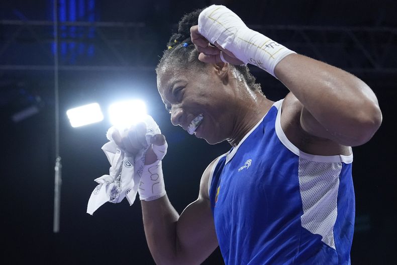La colombiana Angie Valdés celebra su triunfo sobre Donjeta Sadiku, de Kosovo, en su combate de octavos de final en la categoría de los 60 kilogramos, el lunes 29 de julio de 2024, en Villepinte, Francia. (AP Foto/Ariana Cubillos)