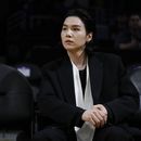 ARCHIVO - Suga, BTS, asiste a un partido de la NBA entre los Lakers de Los Angeles y los Mavericks de Dallas el 12 de enero de 2023 en Los Ángeles. Suga, el rapero, cantante y compositor superestrella del K-pop, se ha convertido en el tercer miembro de BTS en comenzar el servicio militar obligatorio de Corea del Sur dijo su sello el 7 de agosto de 2023. (Foto AP/Jae C. Hong, archivo)