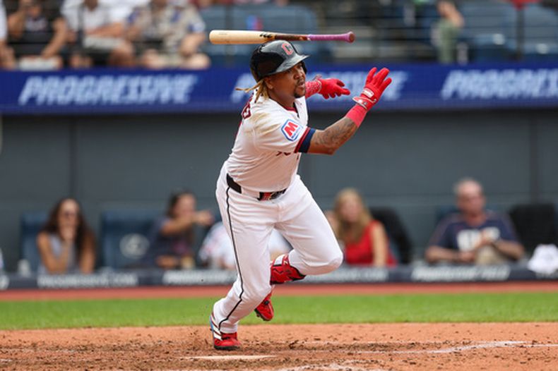José Ramírez batea un sencillo para los Guardianes de Cleveland ante los Reales de Kansas City, el domingo 30 de agosto de 2026, en Cleveland. (AP Foto/Tim Phillis)