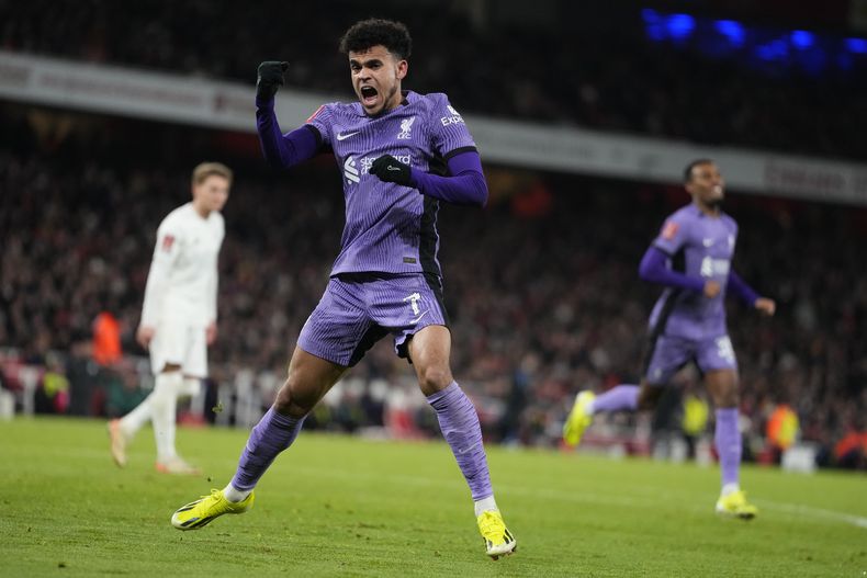 Luis Diaz del Liverpool celebra el gol que anotó en el encuentro de la tercera ronda ante el Arsenal en la Copa FA el domingo 7 de enero del 2024. (AP Foto/Kirsty Wigglesworth)