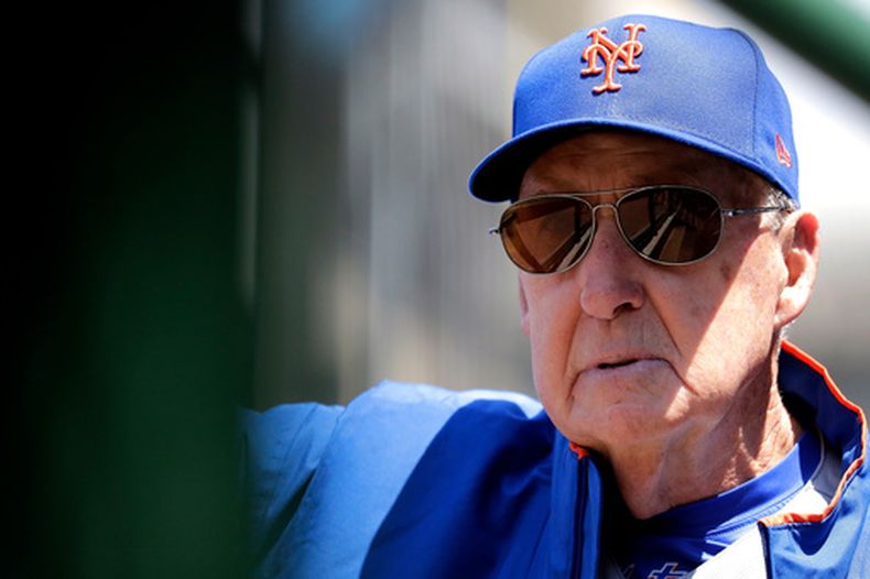 ARCHIVO - Phil Regan, coach de lanzadores de los Mets de Nueva York, mira al campo previo al partido de béisbol de Grandes Ligas contra los Cachorros de Chicago, el 22 de junio de 2019, en Chicago. (AP Foto/Nam Y. Huh, Archivo)
