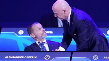 ARCHIVO - El presidente de la FIFA Gianni Infantino (derecha) conversa con el líder de la UEFA Aleksander Ceferin, el 15 de mayo de 2025, en Luque, Paraguay. (AP Foto/Fernando Calistro)
