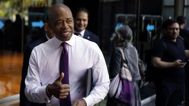 El alcalde de Nueva York, Eric Adams, levanta el pulgar al salir del edificio tras participar en un foro de la Fundación México-Estados Unidos, el jueves 5 de octubre de 2023, en la Ciudad de México. (AP Foto/Eduardo Verdugo)
