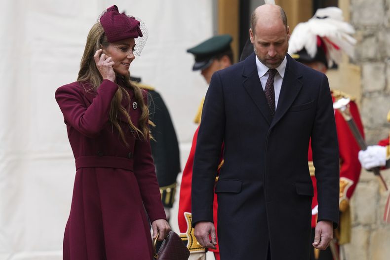 Kate, princesa de Gales, y el príncipe Guillermo de Reino Unido se marchan después de que el presidente de EEUU, Donald Trump, y el rey Carlos III pasaran revista a la Guardia de Honor tras su llegada al Castillo de Windsor, en Windsor, Inglaterra, el miércoles 17 de septiembre de 2025. (AP Foto/Kirsty Wigglesworth, Pool)