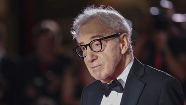 ARCHIVO - El director Woody Allen posa para fotógrafos a su llegada para el estreno de la película Coup de Chance durante la 80ª edición del Festival de Cine de Venecia en Venecia, Italia, el 4 de septiembre de 2023. (Foto Vianney Le Caer/Invision/AP, File)