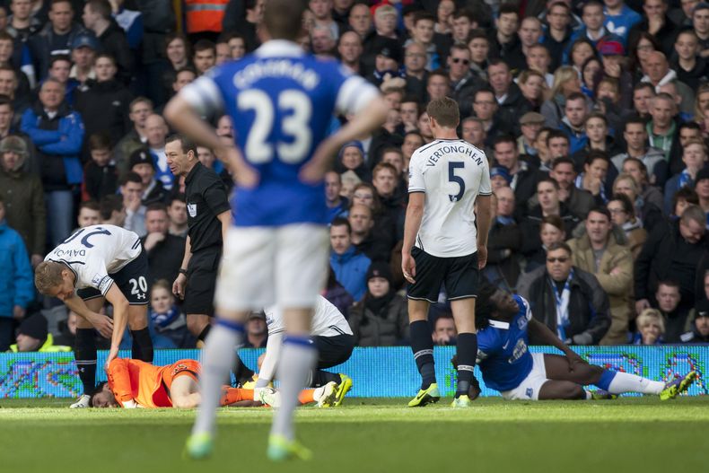 El arquero de Tottenham Hugo Lloris se revuelca en el piso tras recibir un rodillazo del delantero de Everton Romelu Lukaku en la cabeza el 3 de enero del 2013. La FIFA critic&oacute; a Tottenham por haber permitido que Lloris siguiese jugando pase a habe