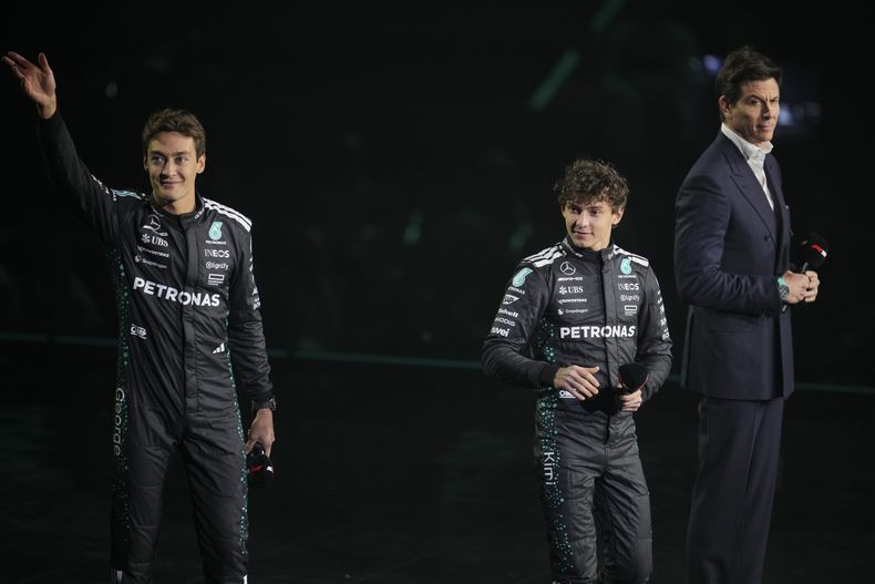 Los pilotos de Mercedes George Russell (izquierda) y Andrea Kimi Antonelli durante la gala de lanzamiento de la Fórmula 1, el 18 de febrero de 2025, en Londres. (AP Foto/Kin Cheung)