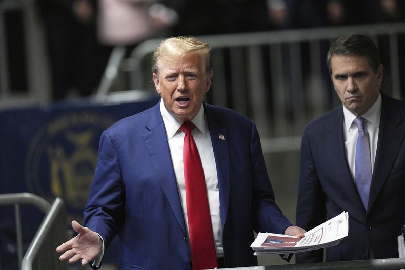 El expresidente Donald Trump, junto al abogado Todd Blanche, habla con los reporteros tras salir del tribunal penal de Manhattan, en Nueva York, el viernes 10 de mayo de 2024. (Curtis Means/DailyMail.com vía AP, Pool)