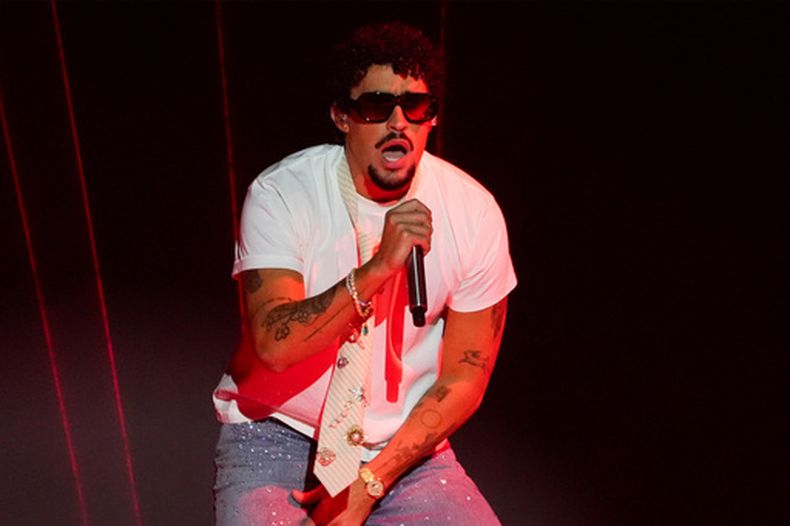 ARCHIVO - Bad Bunny se presenta durante los iHeartRadio Music Awards en Los Ángeles el 17 de marzo de 2025. (Foto AP/Chris Pizzello, archivo)