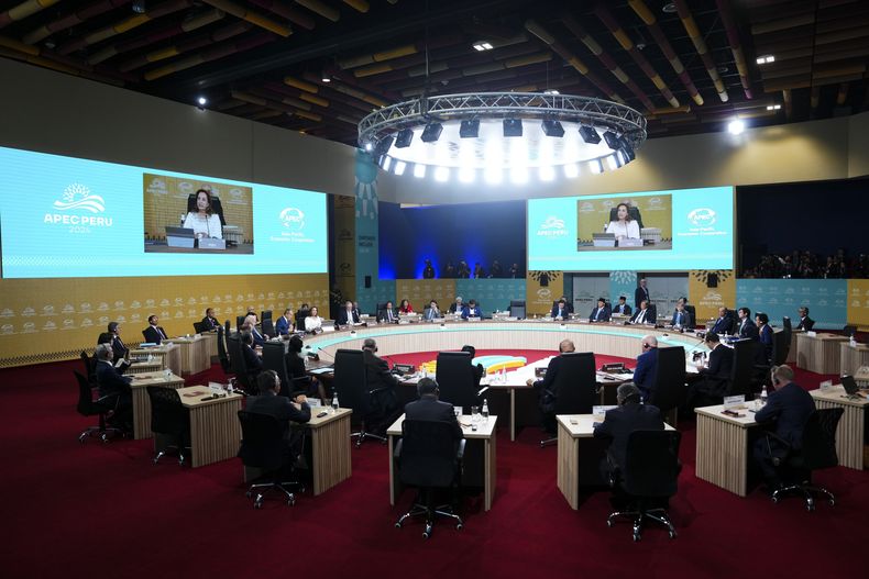 La presidenta peruana Dina Boluarte habla durante el Diálogo Informal de los gobernantes de la APEC en la cumbre de este foro, el viernes 15 de noviembre de 2024, en Lima, Perú. (Sean Kilpatrick/The Canadian Press vía AP)