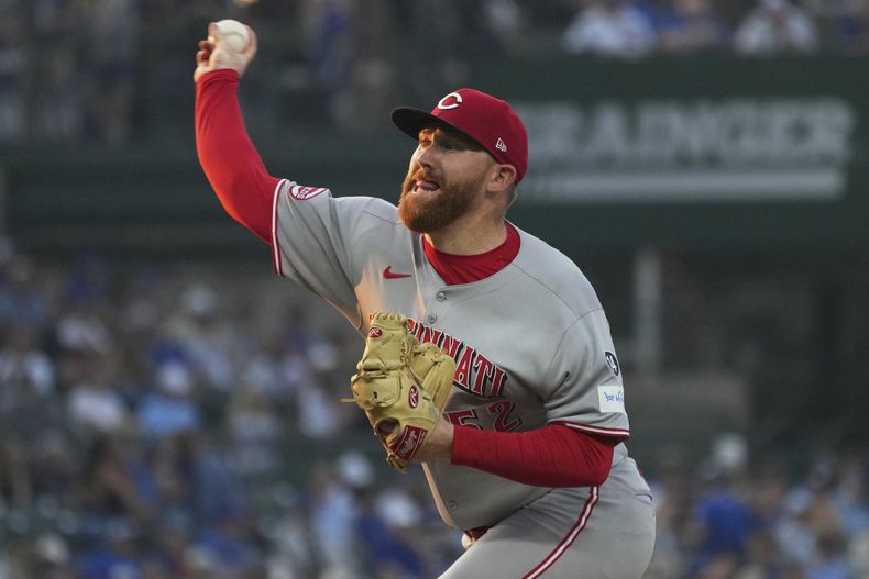 Zack Littell, abridor de los Rojos de Cincinnati, hace un lanzamiento en el juego ante los Cachorros de Chicago, el martes 5 de agosto de 2025 (AP Foto/Nam Y. Huh)