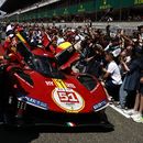 Los pilotos del Ferrari AF Corse, Antonio Giovinazzi, Alessandro Pier Guidi y James Calado, celebran su victoria en las 24 Horas de Le Mans, el domingo 11 de junio de 2023. (AP Foto/Jeremias Gonzales)