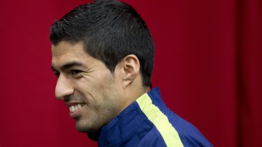 americateve | El delantero uruguayo Luis Su&aacute;rez del Barcelona se presenta a una rueda de prensa en Amsterdam, el martes 4 de noviembre de 2014. Barcelona se mide el mi&eacute;rcoles contra Ajax en la Liga de Campeones. (AP Foto/Peter Dejong)