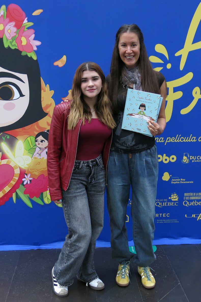 La ilustradora mexicana Cara Carmina, a la derecha, y la actriz de voz Victoria Céspedes Legarreta posan para un retrato después de una conferencia sobre la película Hola Frida en la Ciudad de México el jueves 9 de octubre de 2025. (Foto AP/Berenice Bautista)