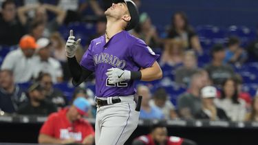Nolan Jones de los Rockies de Colorado hace un gesto tras pegar un jonrón de tres carreras en la séptima entrada en el encuentro ante los Marlins de Miami el sábado 22 de julio del 2023. (AP Foto/Marta Lavandier)