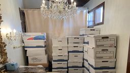 Esta imagen, que forma parte de la acusación al expresidente Donald Trump, muestra cajas de documentos en un baño de la finca Mar-a-Lago de Trump en Palm Beach, Florida. Donald Trump arribó el jueves 14 de marzo de 2024 a un tribunal federal en Florida donde una jueza escuchará argumentos acerca de si debe desestimar la causa criminal en que se acusa al expresidente de acumular documentos secretos en su finca de Mar-a-Lago después de dejar la Casa Blanca.(Departamento de Justicia via AP)