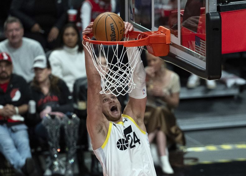 Walker Kessler (24), del Jazz de Utah, clava el balón durante la primera mitad del juego de baloncesto de la NBA en contra de los Trail Blazers de Portland, el viernes 6 de diciembre de 2024, en Portland, Oregon. (AP Foto/Jenny Kane)
