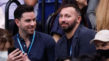 ARCHIVO - El ex campeón olímpico de natación Ian Thorpe (derecha) está sentado entre el público durante el Abierto de Australia de tenis, el sábado 29 de enero de 2022, en Melbourne, Australia. (Foto AP/Hamish Blair, Archivo)