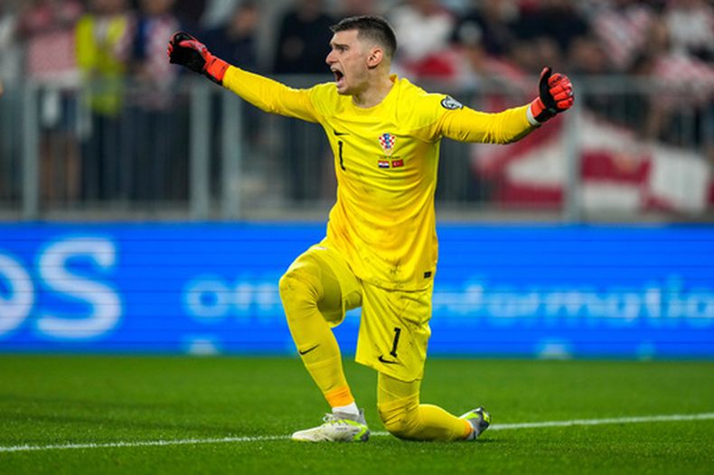 ARCHIVO - El arquero croata Dominik Livakovic durante el partido contra Turquía por las eliminatorias de la Eurocopa, el jueves 12 de octubre de 2023, en Osijek, Croacia. (AP Foto/Darko Bandic)
