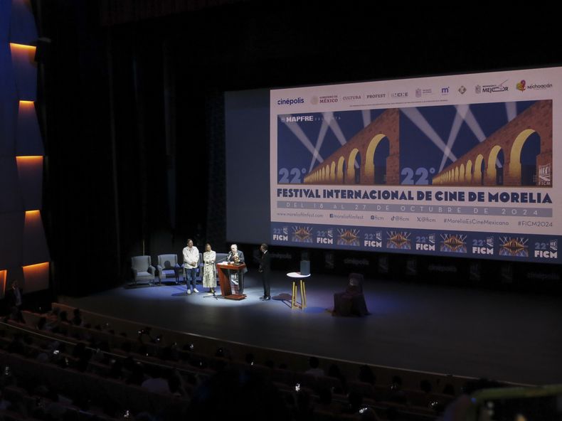 Francis Ford Coppola, segundo desde la derecha, recibe el premio a la excelencia artística del Festival de Cine de Morelia en una gala de su película Megalopolis en el Festival de Cine de Morelia, el martes 22 de octubre de 2024, en Morelia, México. (Foto AP/Berenice Bautista)