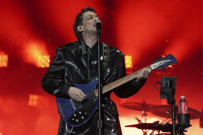 El vocalista León Larregui de la banda mexicana de rock Zoé durante su presentación en la 25ª edición del festival de música Vive Latino en la Ciudad de México, el domingo 16 de marzo de 2025. (Foto AP/Aurea Del Rosario)