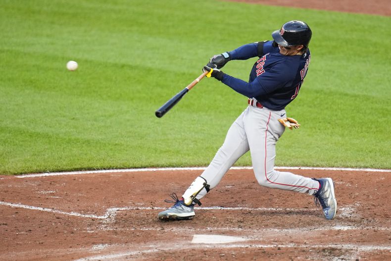 Jarren Duran de los Medias Rojas de Boston conecta un gran slam frente al lanzador de los Orioles de Baltimore Kyle Bradish en el encuentro del martes 25 de abril del 2023. (AP Foto/Julio Cortez)