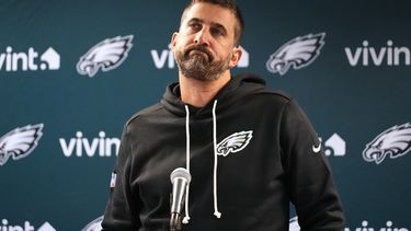 El entrenador en jefe de los Eagles de Filadelfia, Nick Sirianni, responde a una pregunta durante una conferencia de prensa después de un partido de fútbol americano de la NFL contra los Bears de Chicago en Chicago, el lunes 28 de septiembre de 2026. (Foto AP/David Banks)