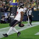 El corredor de los Falcons de Atlanta, Bijan Robinson, corre para conseguir un touchdown durante la primera mitad de un partido de fútbol americano de la NFL contra los Packers de Green Bay en Green Bay, Wisconsin, el 24 de septiembre de 2026. (Foto AP/Matt Ludtke)
