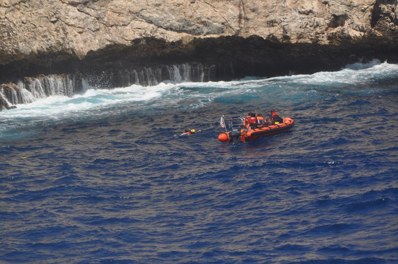CANAL LA MONA PUERTO RICO BALSEROS.JPG