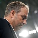 El técnico de Alemania Hansi Flick deja la cancha tras la derrota en el duelo amistoso de Alemania ante Colombia en Gelsenkirchen, Alemania el martes 20 de junio del 2023. (AP Foto/Martin Meissner)