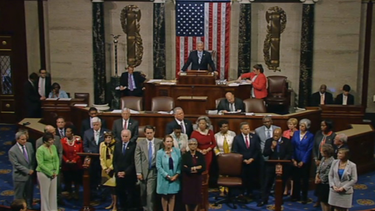 senadores democratas protestan sentandose en el pleno del congreso