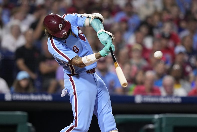 Nick Castellanos, de los Filis de Filladelfia, pega un jonrón de dos carreras contra los Bravos de Atlanta, el jueves 29 de agosto de 2024 (AP Foto/Matt Slocum)