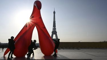 un clitoris gigante fue instalado cerca de la torre eiffel en paris para denunciar el analfabetismo sexual en el dia de la mujer