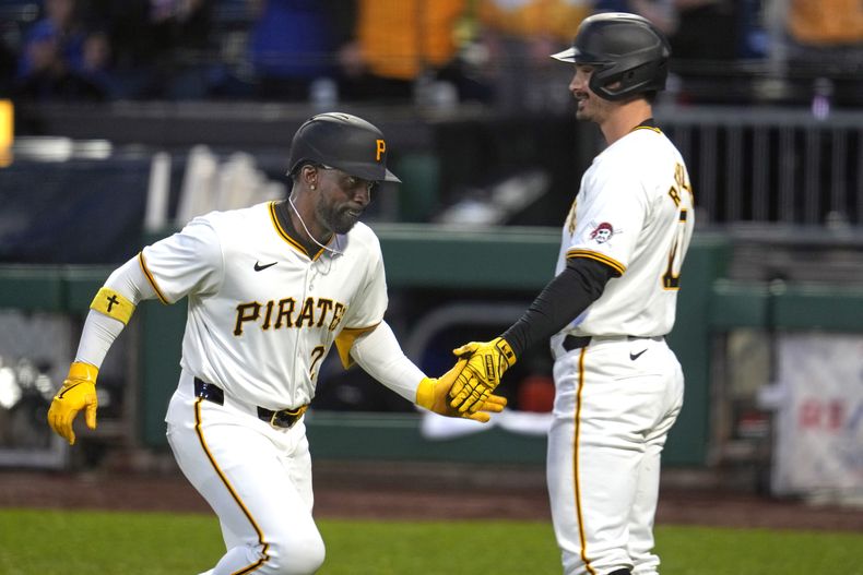 Andrew McCutchen, de los Piratas de Pittsburgh, a la izquierda, celebra con Bryan Reynolds después de conectar un jonrón solitario ante el lanzador de los Cachorros de Chicago, Richard Lovelady, durante la sexta entrada del juego de béisbol en Pittsburgh, el sábado 11 de mayo de 2024. (AP Foto/Gene J. Puskar)