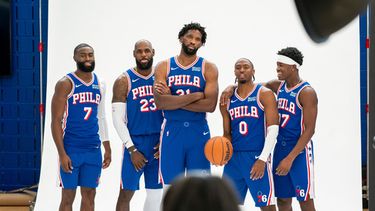 De izquierda a derecha, Jaylen Brown, LeBron James, Joel Embiid, Tyrese Maxey y VJ Edgecombe, de los 76ers de Filadelfia, posan para las fotografías durante el día de medios del equipo de baloncesto de la NBA, el 28 de septiembre de 2026, en Camden, Nueva Jersey. (Foto AP/Chris Szagola)