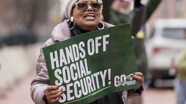 Manifestantes se congregan afuera del tribunal de distrito de Baltimore, el viernes 14 de marzo de 2025, previo a una audiencia relacionada con el Departamento de Eficiencia Gubernamental. (AP Foto/Stephanie Scarbrough)