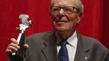 ARCHIVO - El director Marcel Ophuls muestra el premio Berlinale Camera tras ser homenajeado por su trayectoria durante el Festival Internacional de Cine de Berlín, el miércoles 11 de febrero de 2015. (AP Foto/Markus Schreiber, Archivo)