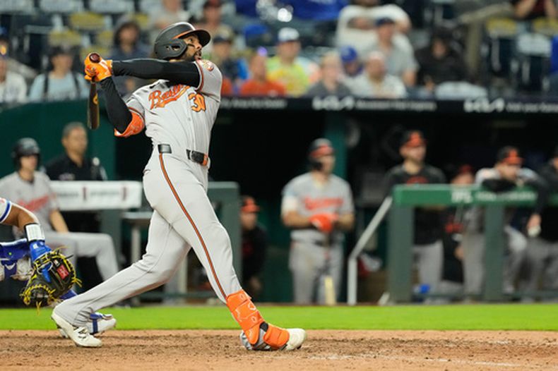 Leody Taveras, de los Orioles de Baltimore, observa el vuelo de la pelota de un grand slam durante la 12ma entrada del juego de béisbol de Grandes Ligas contra los Reales de Kansas City, el lunes 20 de abril de 2026, en Kansas City, Misouri. (AP Foto/Charlie Riedel)